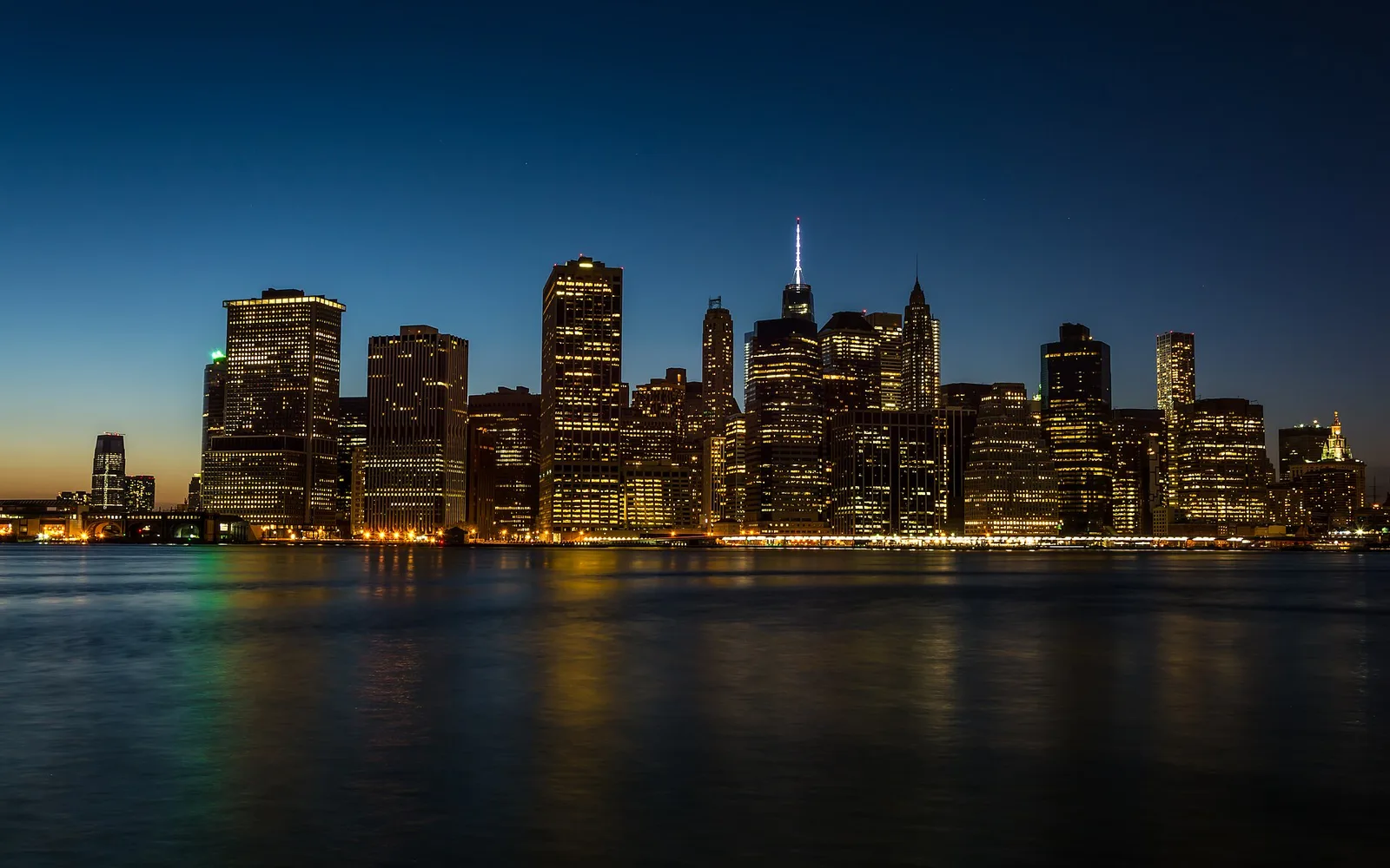 Gece Aşağı Manhattan silüeti